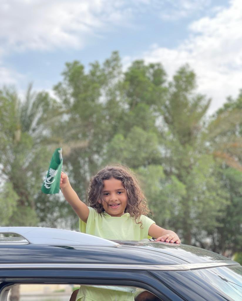 بعدما استوطنت الوطنية القلوب
خرج الأطفال والشباب والكبار للاحتفال باليوم الوطني
النجمة
#سلطانة_خالد_العجمي
أصرت على أن تخرج لكي "تسجع السعودية"
ياقلبي أنت سجعي وحنا نسجع معك