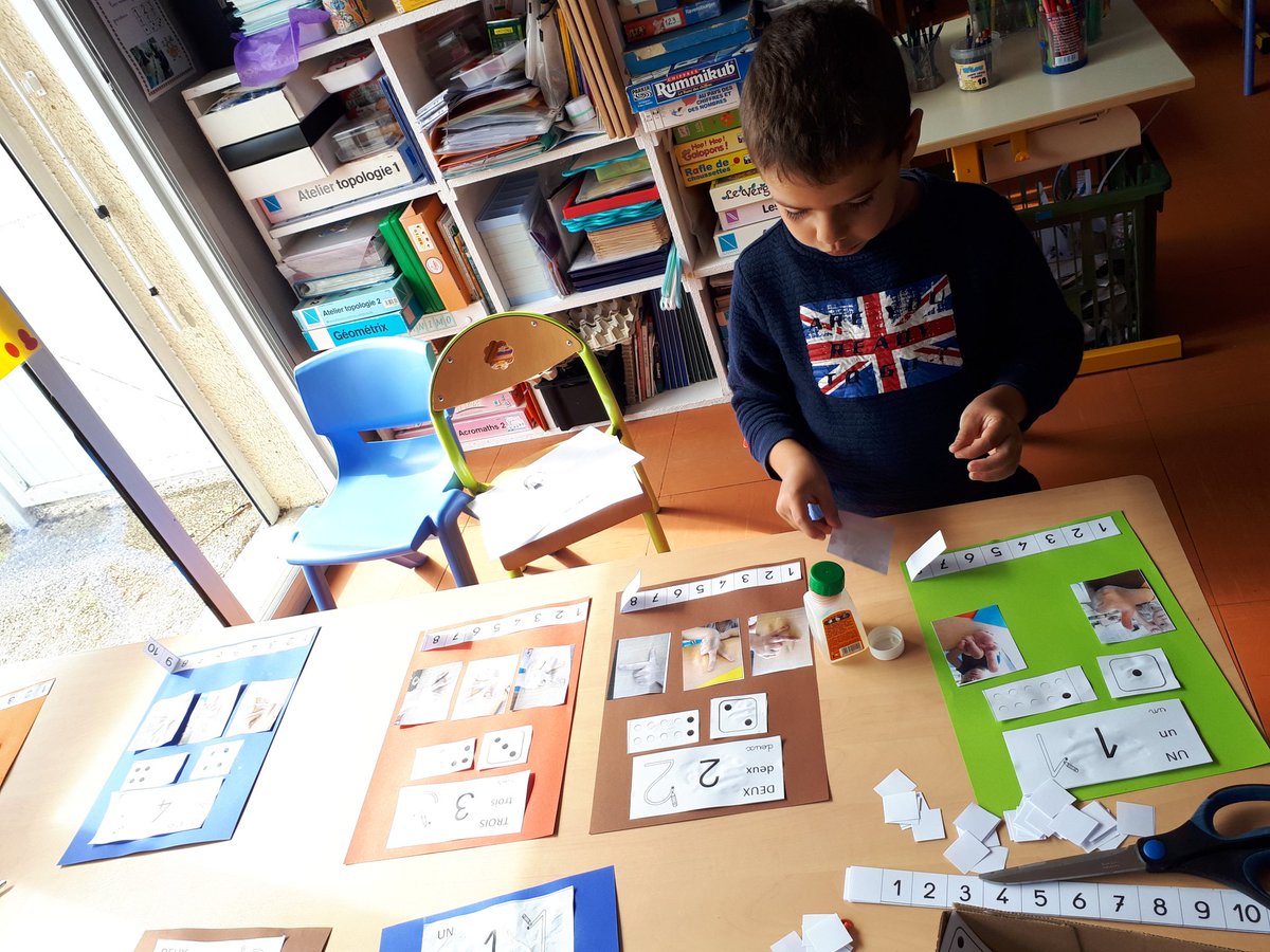 psmsgsayron86's tweet photo. Les grands commencent à construire leur livre à compter individuel.
#numeration https://t.co/X1C4WF42zC