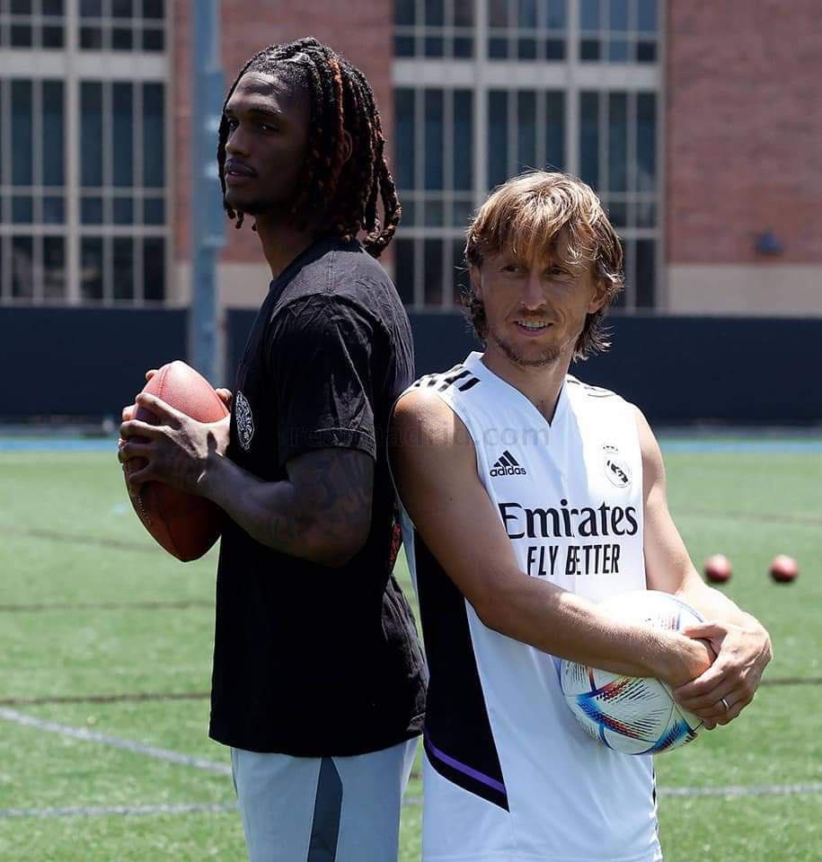 sihamRealMa's tweet photo. اللاعبين مع فريق دالاس كاوبويز لكرة القدم الامريكية. 🏈⚪ #هلا_مدريد https://t.co/ztmyUJhm52