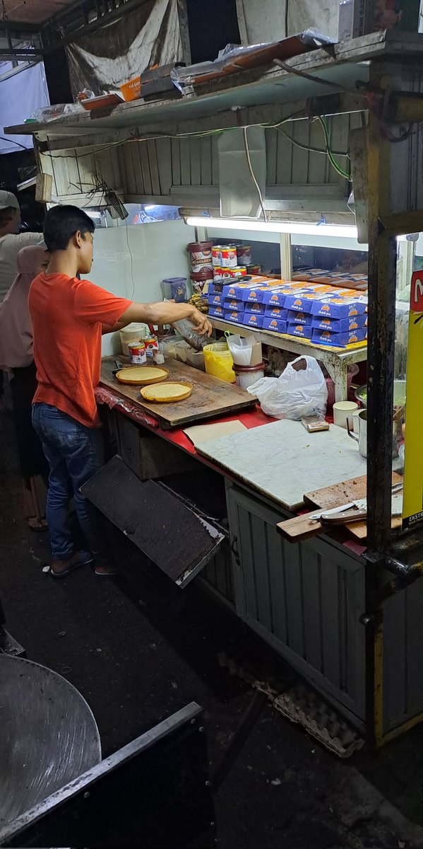 Jam segini minta dibeliin martabak,
Apa jangan2 lagi ngidam 🤭