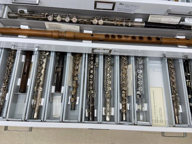 LibnOfCongress's tweet image. The @librarycongress has the largest flute collection in the world with more than 1,800. It incl Pres James Madison’s 1813 crystal flute. 
@lizzo we would love for you to come see it and even play a couple when you are in DC next week. Like your song they are “Good as hell.”😉