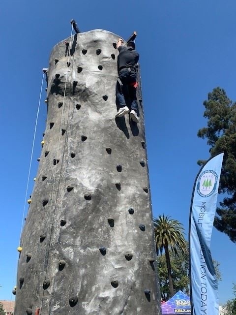 saralamnin's tweet photo. 🧗♀️Tomorrow from 11a-3p, Meek Park in Hayward is where you can Experience a Rock Wall, mobile skate park 🛹 or hang out & play Spikeball or any of the other equipment that’ll be there!
#HARD #Hayward #MeekPark #MobileRec https://t.co/UvWFYlALj5