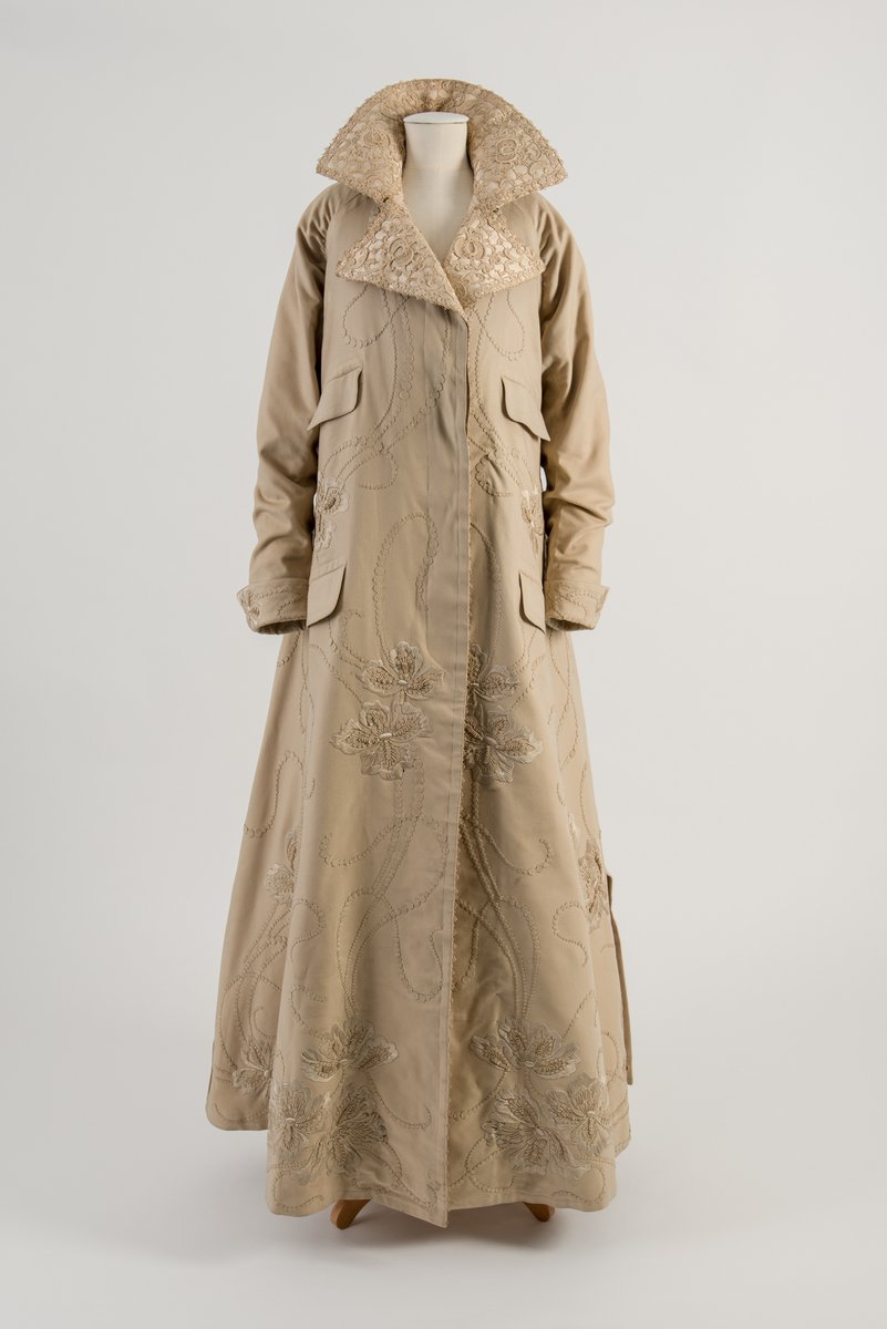 Friday Treat Time and a stunning embroidered coat by the #HouseOfWorth. Dating to 1899, it features an upstanding collar faced with exquisite cream lace and a beautiful scrolling floral design worked in satin stitch and tiny appliquéd circles of fabric. Worn by Lady Mary Curzon