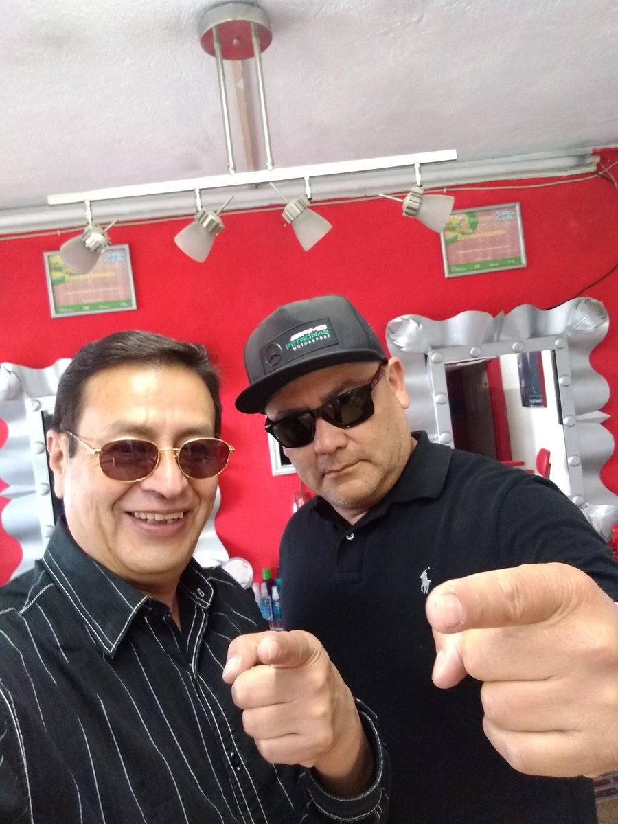fmorrina's tweet photo. #SilenciosEstereofonicos
Su #ServibaryAmigo #DandyperoPunk #ElCinicoMayor con el camarada Miguel Figueroa de #EsteticaDeFara dándonos una manita de gato.
¡Gracias patrocinadores!
Recuerda: ¡Nos buscamos, nos vemos, nos escuchamos, nos entendemos! https://t.co/0ctmvwPwVS