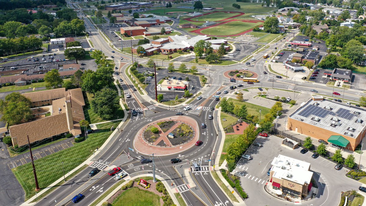 Hilliard_Police's tweet photo. Q: What do you do if you're driving in a roundabout and an emergency vehicle is behind you? 🚔🚨🚒
A: Proceed through the roundabout, THEN pull over. Stopping in the roundabout itself may actually prevent the emergency vehicle from being able to reach its destination. https://t.co/yxXjw3xgDV