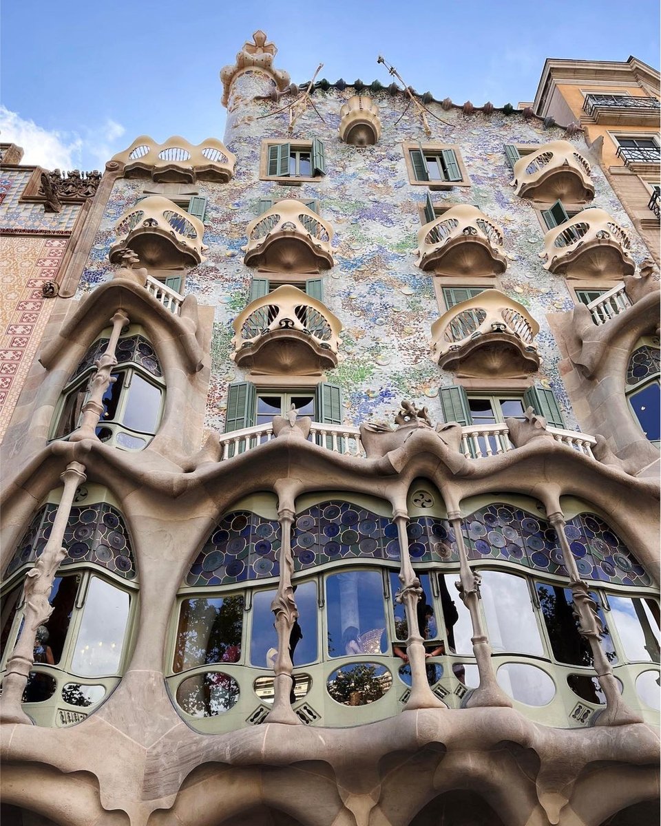 You can’t miss the Casa Batlló in Barcelona. It’s an excellent example of Gaudí’s work, featuring curved, organic lines, colorful mosaic tiles, and intricately detailed interiors.
📸: @maruteubal 

#barcelonatravel #adventureenthusiast #barcelonalovers #spain_vacations #spaintrip