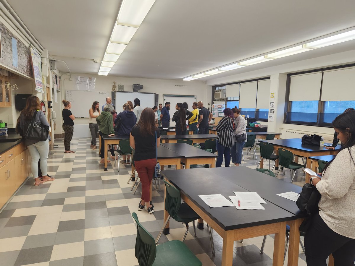 greenberg65's tweet photo. Greenberg Counselor, Laquay, shares high school information with parents at Back to School Night, Sept. 22. Parents learn about science curriculum. https://t.co/FoWCwq8DSL