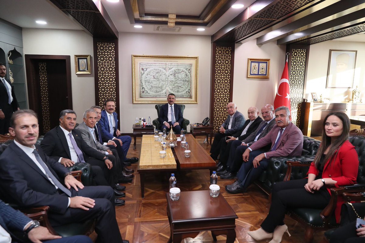 TBMM Eski Başkanımız Sn Cemil Çiçek, TOBB Başkanımız Sn. Rifat Hisarcıklıoğlu, Siirt TSO Başkanımız Sn. Güven Kuzu, KGF Başkanımız Sn. Erdoğan Özegen, İş İnsanı Nihat Özdemir ve duayen gazeteci Sn. Yavuz Donat ile birlikte Siirt Valimiz Sn. Osman Hacıbektaşoğlu’nu ziyaret ettik.