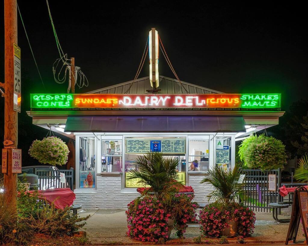 stevegrider's tweet photo. Summers End. 
#dairydelicecream #ambientnightsmag #ambientnights #merriwetherlouisville #icecreamshop
Adventures with @u2photography @jonathanestesphotography https://t.co/CnLZ1PoGWp https://t.co/lmwSBwuU94