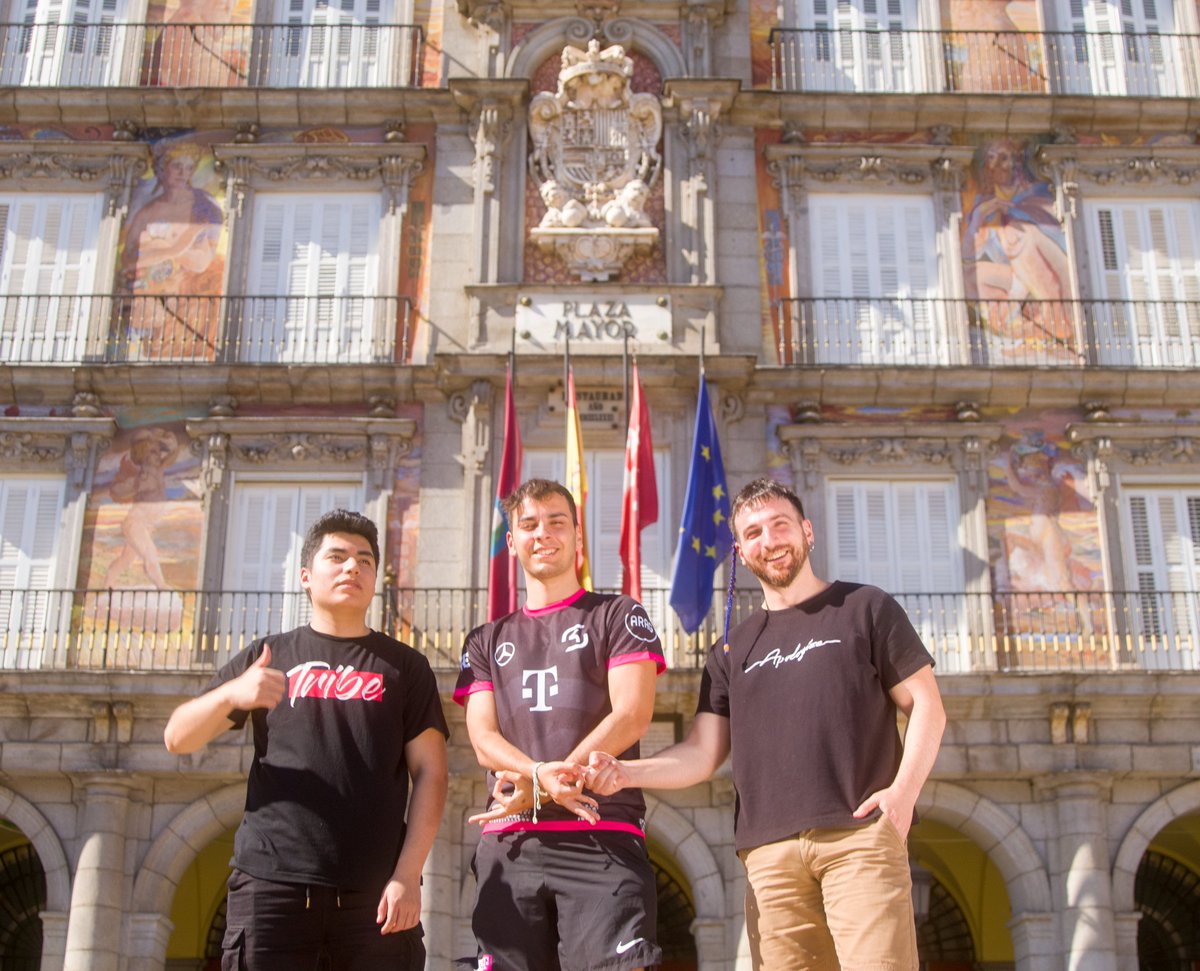 Brawl_esports's tweet photo. #BrawlAroundTheWorld with our Beyond the Brawl EMEA crew 🥰

Madrid never looked so good 👀

Pienso que Plaza Mayor necesita mas Brawl Stars 🤔
Y tu?

#BSC2022 https://t.co/cnOQwX0gua