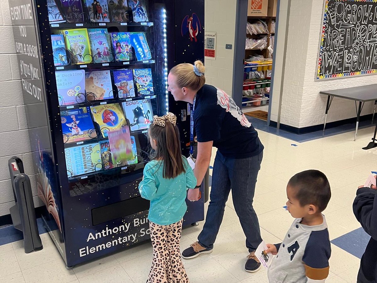 AnthonyBurnsE's tweet photo. Mrs. Blankenship was helping our collaboration winners pick out books from our book vending machine today! It has been a great day at ABES!
#abesstrong #elevatestafford https://t.co/HCDmmFkEK1