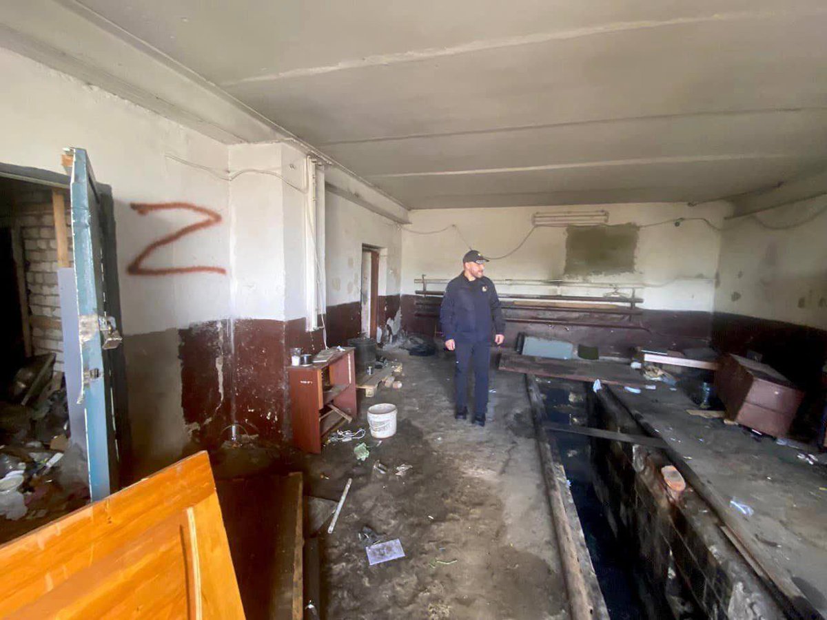 IrynaVoichuk's tweet photo. In Kozacha Lopan, #Kharkiv region, another torture facility was discovered where the russians held and tortured Ukrainians. Locals also showed the mass grave, where the invaders buried their victims. Several prisoners were kidnapped. https://t.co/wFOFuWHMEQ