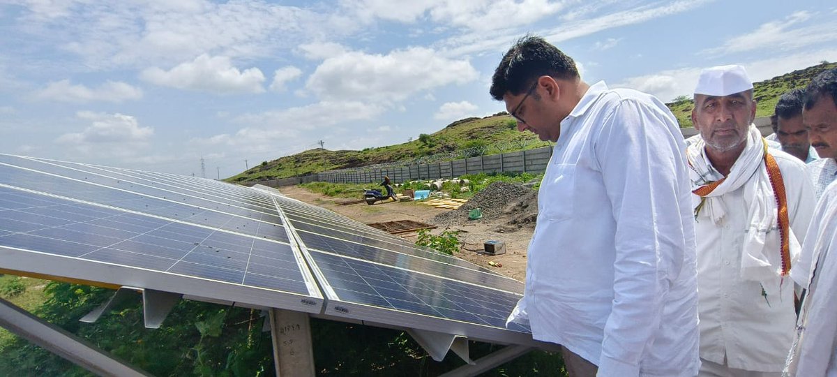 prajaktdada's tweet photo. राहुरी तालुक्यातील बाभुळगाव येथे मुख्यमंत्री सौर कृषी वाहिनी योजनेअंतर्गत भव्य अशा सुमारे ५ MW क्षमतेच्या सौर ऊर्जा निर्मिती प्रकल्पाचे काम जवळपास पूर्ण झाले आहे.आज या प्रकल्पाला भेट दिली.लवकरच या परिसरातील शेतकऱ्यांना दिवसा वीज मिळू शकेल. @NCPspeaks
@PawarSpeaks @AjitPawarSpeaks https://t.co/dKMNjWVXwt