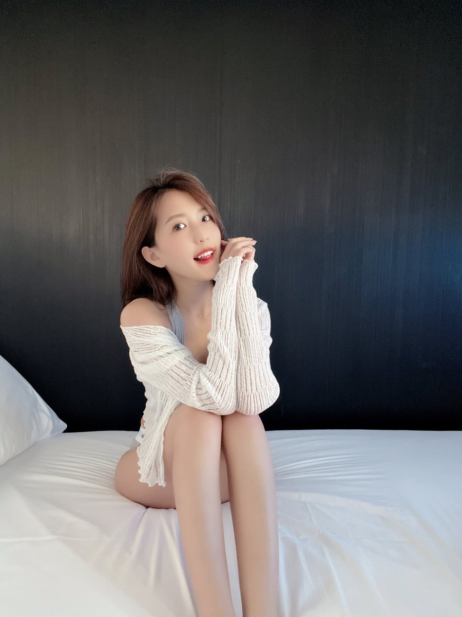 asna21531's tweet photo. 起床第一件事情要做什麼��？

#腿控 #腿控足控 #蜜大腿 #內衣褲 #床 #性感 https://t.co/hfKxnwl3PU