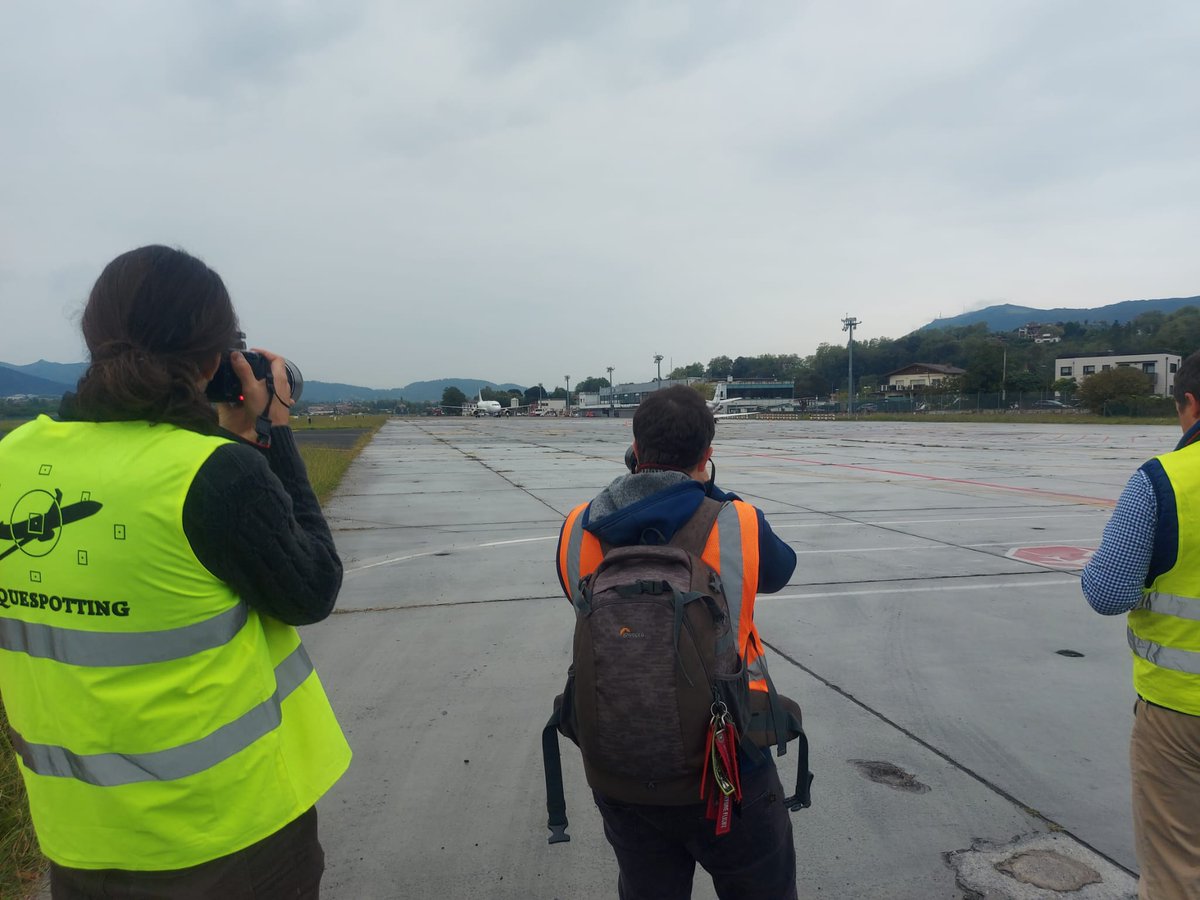 aena's tweet photo. ➡️ Continúa esta tarde en el #Aeropuerto de #SanSebastián 🛫 el #EuskalSpottingWeekend 📸 ✈️, organizado en colaboración con @basquespotting. https://t.co/7FjkukcwQm