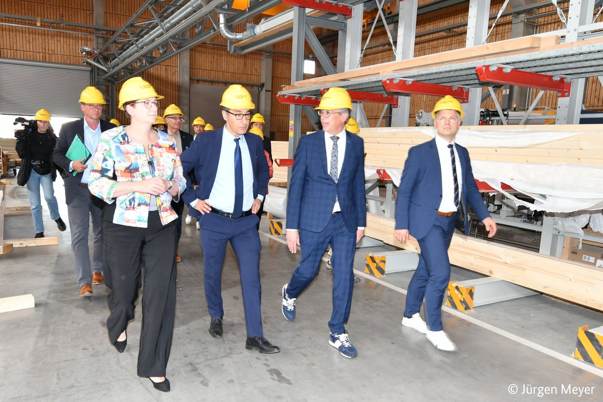 Bauministerin <a href="/klara_geywitz/">Klara Geywitz</a> besuchte heute mit <a href="/cem_oezdemir/">Cem Özdemir</a> das Werk der #SchwörerHaus KG in #BaWü. Der Fertighausanbieter produziert klimaneutral u.a. in Modul- und #Holzbauweise. „Hier passiert das, was wir brauchen, um die Produktivität im Bau zu erhöhen“, so die Ministerin.
