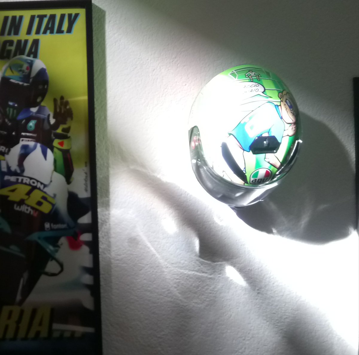 ALE_KTO's tweet photo. Special light show on my wall...
CHE SPETTACOLO!! 💛
#vale4ever #POPOLOGIALLO #VALEgend https://t.co/AV6tKtph5D