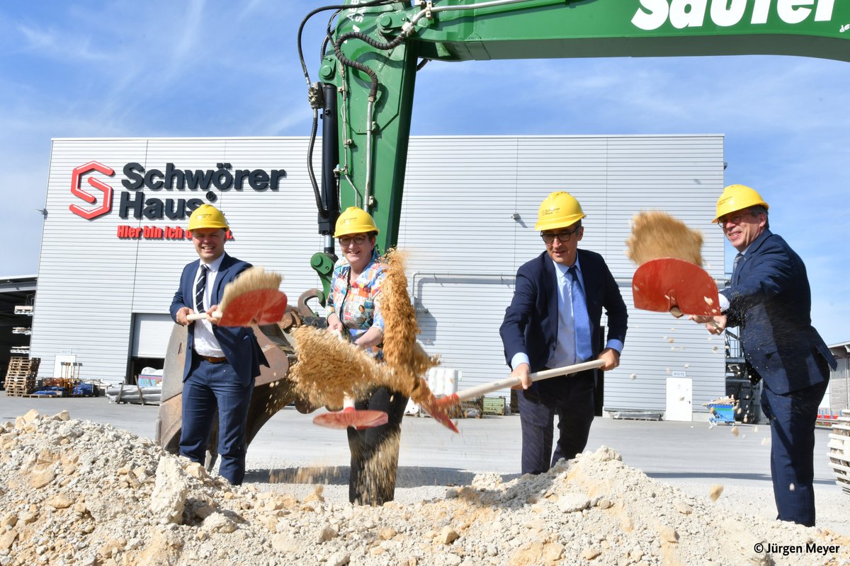 BMWSB_Bund's tweet image. Bis zu 1.000 Häuser produziert #SchwörerHaus pro Jahr. Vor Ort setzte @klara_geywitz den Spatenstich für eine 2. Werkshalle, in der künftig Mini-#Wohnmodule produziert werden: „Wenn wir in solchen Größenordnungen herstellen, ist das eine Möglichkeit preisdämpfend zu arbeiten.“