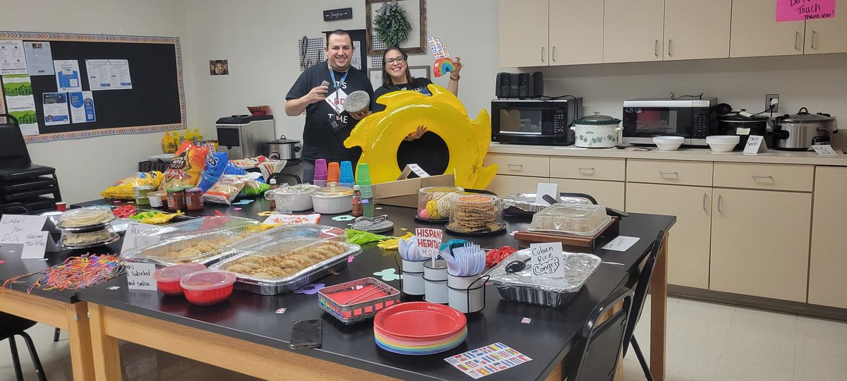 anafg28's tweet photo. #celebratucultura #Potluck #hispanicheritagemonth #mesdelahispanidad #SpringCreekWay https://t.co/aBPYF83gY4