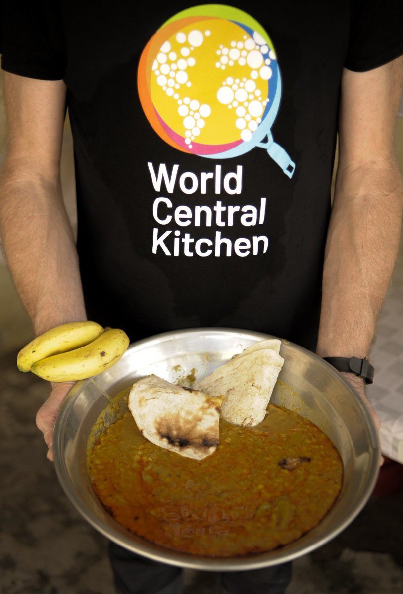 WCKitchen's tweet photo. First WCK meals coming out of our 2nd Relief Kitchen in Pakistan! We served daal with naan &amp; 🍌 for flooded villages in Sindh. Lentils are combined with a blend of spices cooked in oil alongside tomato, garlic &amp; green chili giving the dish its signature flavor. #ChefsForPakistan https://t.co/Ga9aYRLm5G