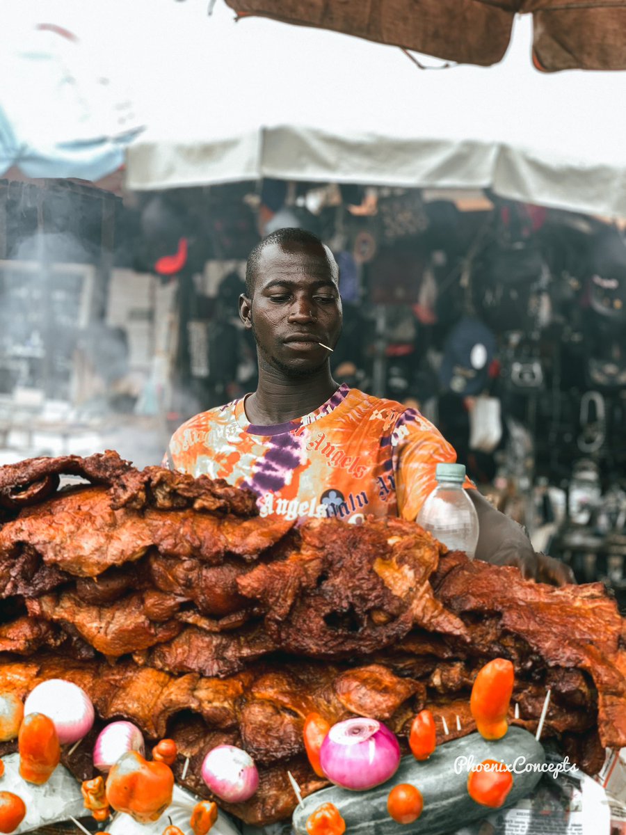 phoenixfotograf's tweet photo. Who knows where this is? 😊☺️

Here is the spot where travelers from the East and West makes a stop when coming from or going to abuja and the far North... many things are being sold here and at very good rates
#streetphotography #nftphotographer #OpenSeaNFT @SuperRare @opensea https://t.co/SYYtaDGRKY