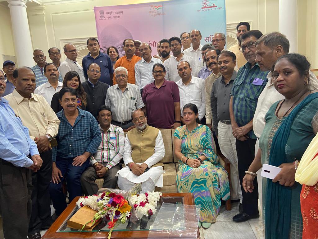 siddharthcbjp's tweet photo. Had the pleasure to be invited by Shri.Vijay Goel
Ji over ”Chai pe,Gandhi ji par charcha”.
Goel  ji told us very interesting things about Gandhi ji in his simple,captivatingstyle..All our BJP RWA Cell members there thoroughly enjoyed it.
@VijayGoelBJP @ShivaniAhuja10 https://t.co/bnKUH3KNjT