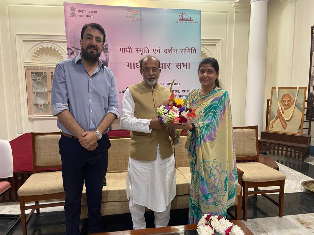 siddharthcbjp's tweet photo. Had the pleasure to be invited by Shri.Vijay Goel
Ji over ”Chai pe,Gandhi ji par charcha”.
Goel  ji told us very interesting things about Gandhi ji in his simple,captivatingstyle..All our BJP RWA Cell members there thoroughly enjoyed it.
@VijayGoelBJP @ShivaniAhuja10 https://t.co/bnKUH3KNjT
