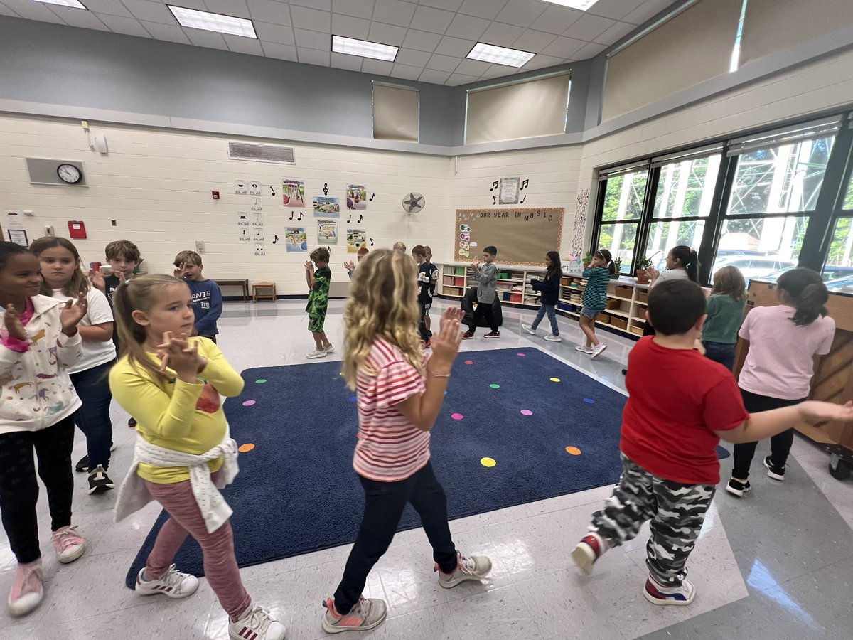 One of my favorite #HispanicHeritageMonth activities-learning the Los Machetes Dance! 3M had a great start today learning it. Next week we add rhythm sticks! 🎵 <a href="/lamurphy30/">Lauren Murphy </a>