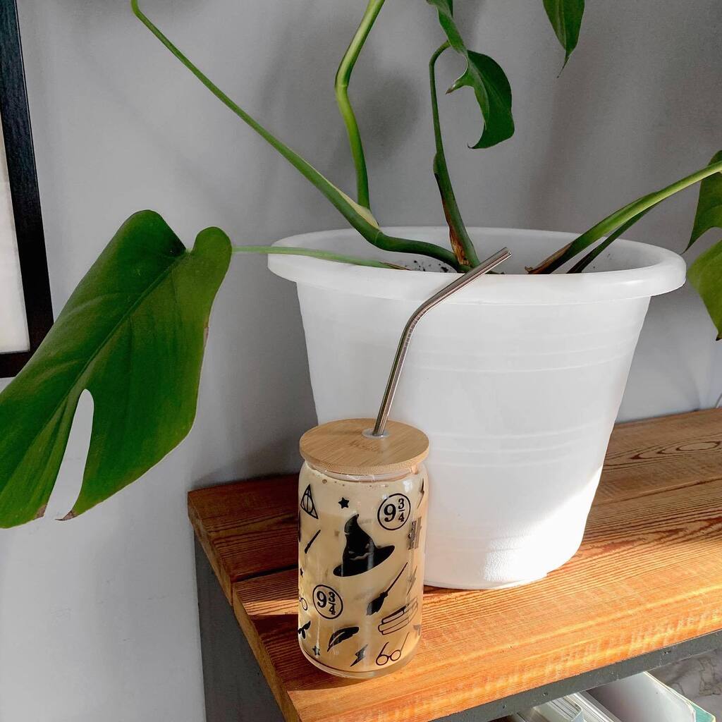 Bien commencer la journée avec un café glacé dans ce verre parfait dans le thème d’Harry Potter fait par @creationsaml 😍

Par contre j’avoue que ma recette de café glacé reste à perfectionner, ou est-ce plutôt un latté glacé? 😅🤔
Je veux savoir votre … instagr.am/p/Ci2l_w-s5Yx/