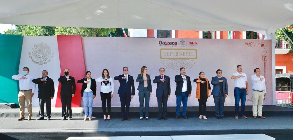 Ambiente_GobOax's tweet photo. En el marco del #MesDeLaPatria, la Sria. Helena Iturribarría Rojas (@HelenaOax) encabezó la ceremonia de izamiento de bandera junto a compañeros de la #Semaedeso, @PROPAEO_OAX y @STPEIDCEO22_25, reforzando el orgullo unificado que compartimos por esta maravillosa tierra 🇲🇽. https://t.co/jrsMkOyHYs