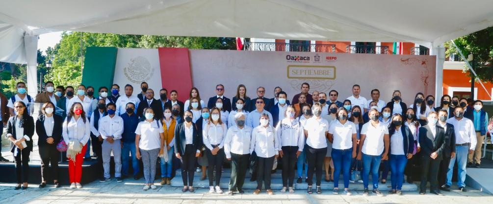 Ambiente_GobOax's tweet photo. En el marco del #MesDeLaPatria, la Sria. Helena Iturribarría Rojas (@HelenaOax) encabezó la ceremonia de izamiento de bandera junto a compañeros de la #Semaedeso, @PROPAEO_OAX y @STPEIDCEO22_25, reforzando el orgullo unificado que compartimos por esta maravillosa tierra 🇲🇽. https://t.co/jrsMkOyHYs