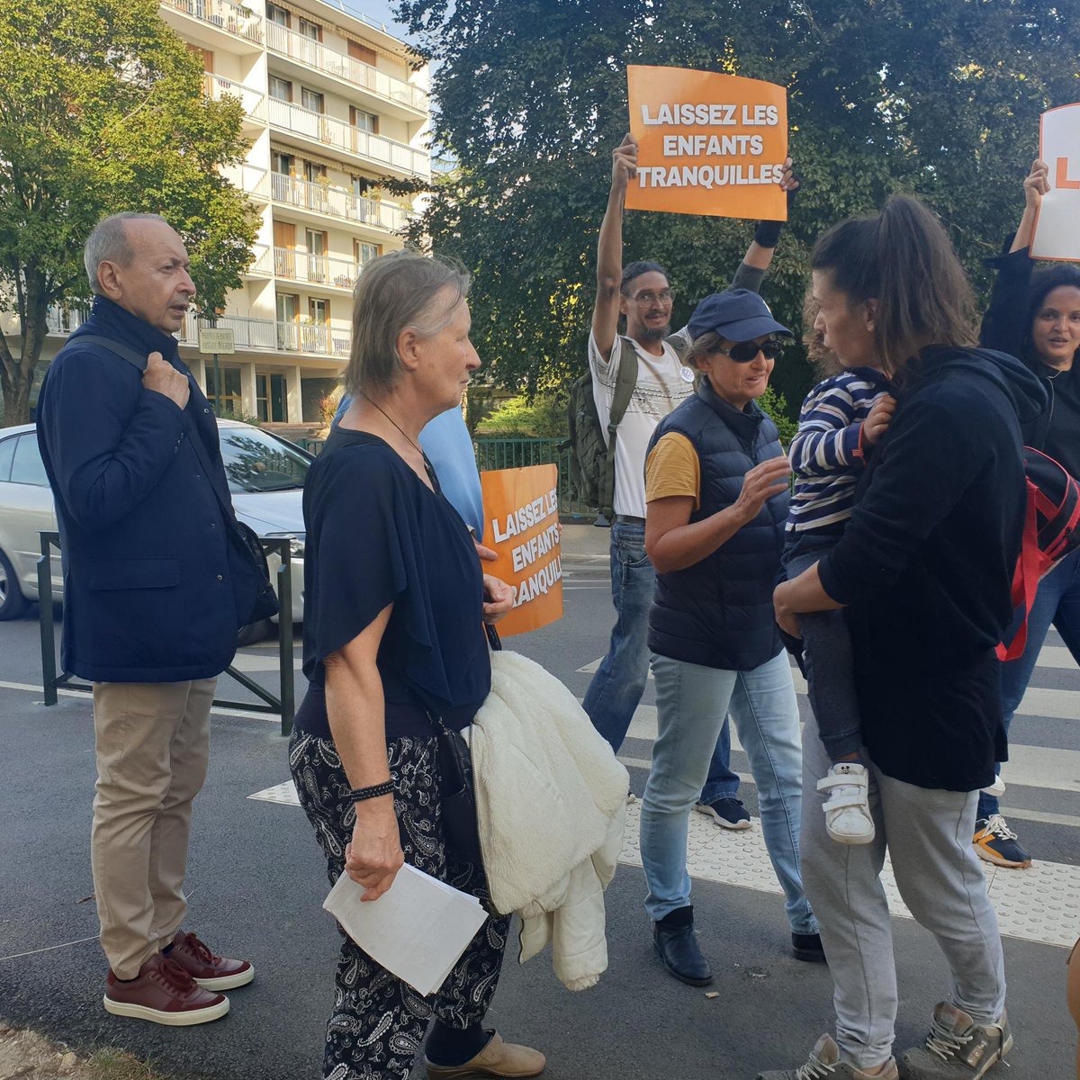 ADEE_Officiel's tweet photo. Nous étions hier à Meaux (77) devant plusieurs écoles, un collège et un lycée. Un accueil toujours aussi agréable des parents et des professeurs. Une chose est sûre : ils ne toucheront plus jamais à nos enfants ! La résistance sera là, encore plus grande et déterminée ! https://t.co/t3x8tPV6QP