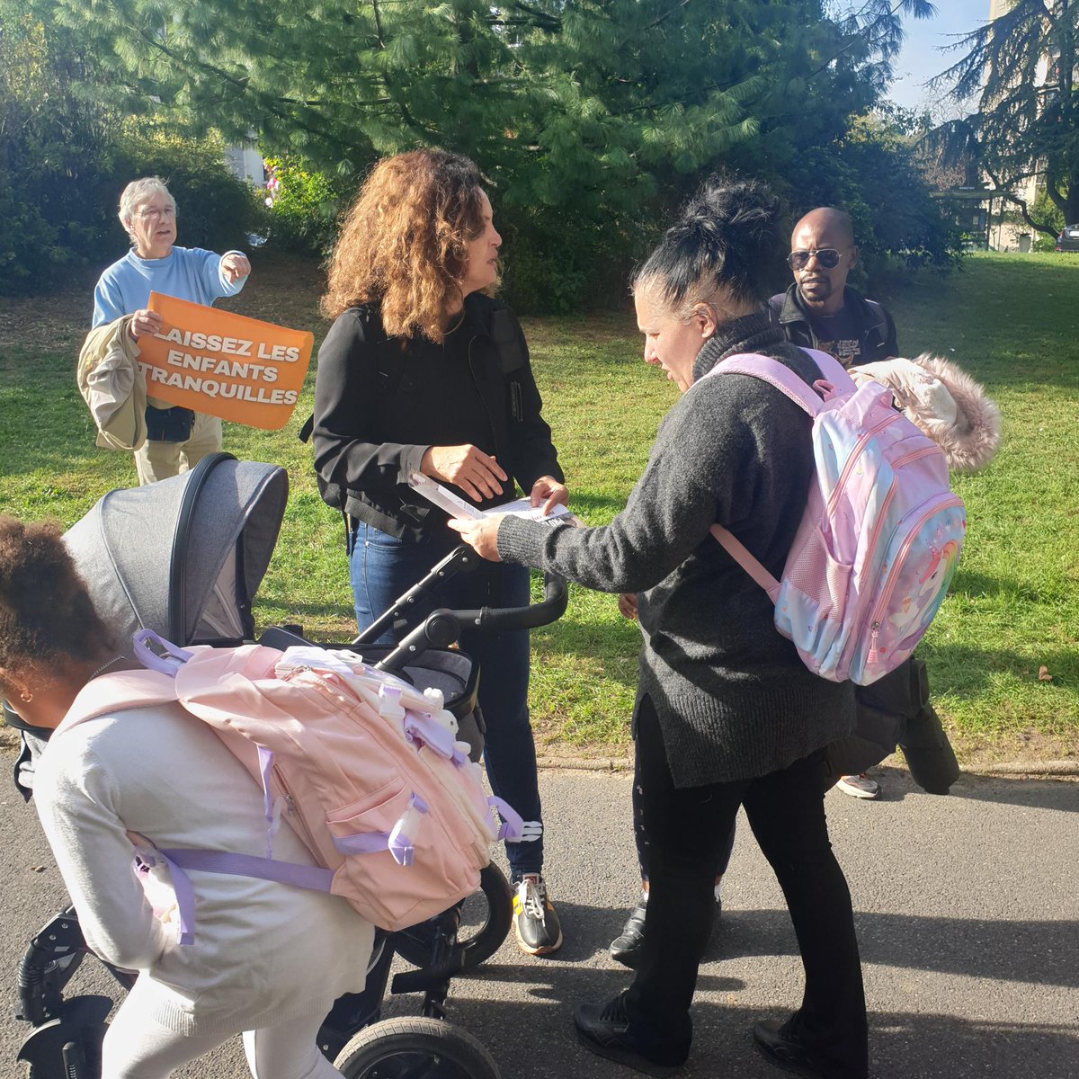 ADEE_Officiel's tweet photo. Nous étions hier à Meaux (77) devant plusieurs écoles, un collège et un lycée. Un accueil toujours aussi agréable des parents et des professeurs. Une chose est sûre : ils ne toucheront plus jamais à nos enfants ! La résistance sera là, encore plus grande et déterminée ! https://t.co/t3x8tPV6QP