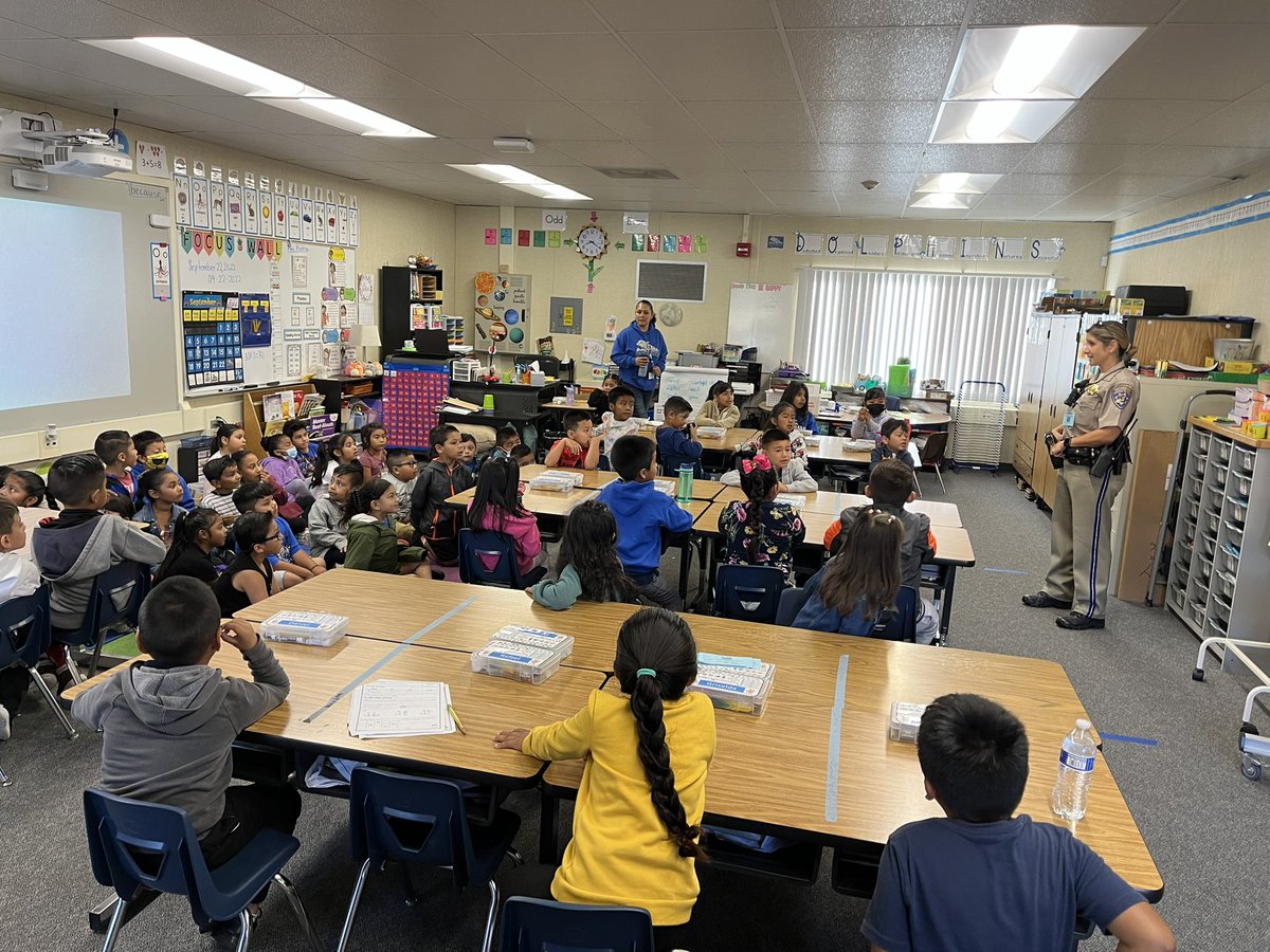 docmartinezjr's tweet photo. College and Career Readiness at Oakley! CHP Officer Barriga speaks to our First Graders about safety and doing well in the community. 

CHP: “What do you think Officers do?”
Student: “Eat donuts!” 🤣 
@SMBSDSupt @melissa_smbsd @Niccole_SMBSD https://t.co/bLqDtteIXD