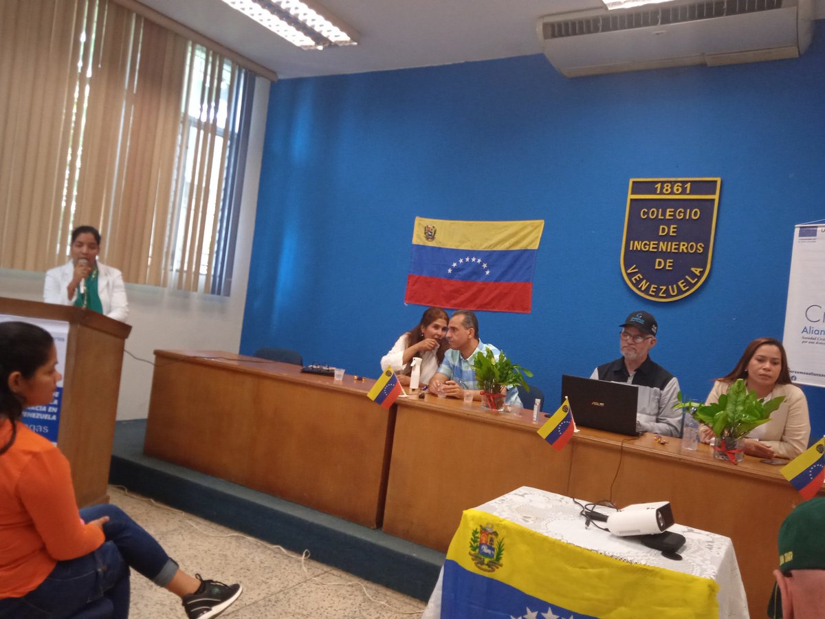 LeonPadilla's tweet photo. Hoy en foro organizado por Creemos alianza ciudadana,escuchamos intervenciones de los diputados, María Gabriela Hernández y Piero Maroum. Excelentes intervenciones!  Venezuela está mal,la vamos a arreglar,la primaria y con Unidad lo lograremos.#JuntosVamosXMas https://t.co/C9yiD5LDq0