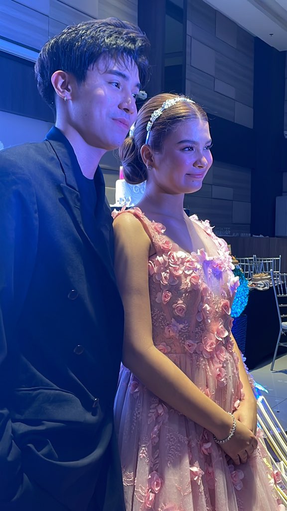 acct_dead's tweet image. Nagpapicture with Anj using his phone 🤭
#AnjBrent