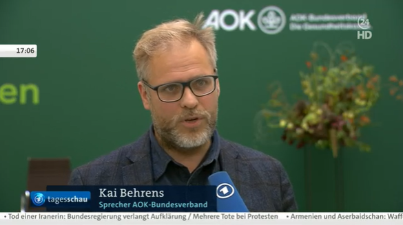 AOK_Politik's tweet photo. Über unsere Kritik am #FinStG, insbesondere am geplanten Abbau der Rücklagen der gesetzlichen Krankenkassen, berichtet aus Anlass der heutigen 1. Lesung die @tagesschau: https://t.co/zcwCp3Bpw3 
Mehr zu den AOK-Positionen: https://t.co/G5FlZtTAW1 https://t.co/hNCxQKg3tW