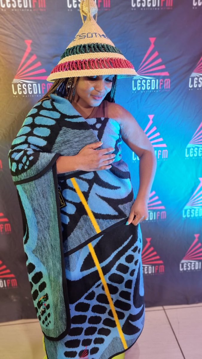 LediSosky's tweet photo. Re ikgantsha ka Sesotho letsatsing lena la botjhaba. O re mametse o le ho kae? @Thibos_Mokone @DikelediDkay @realjonito @LesediFM #Reathella326🔥 https://t.co/cueGkTmkQZ