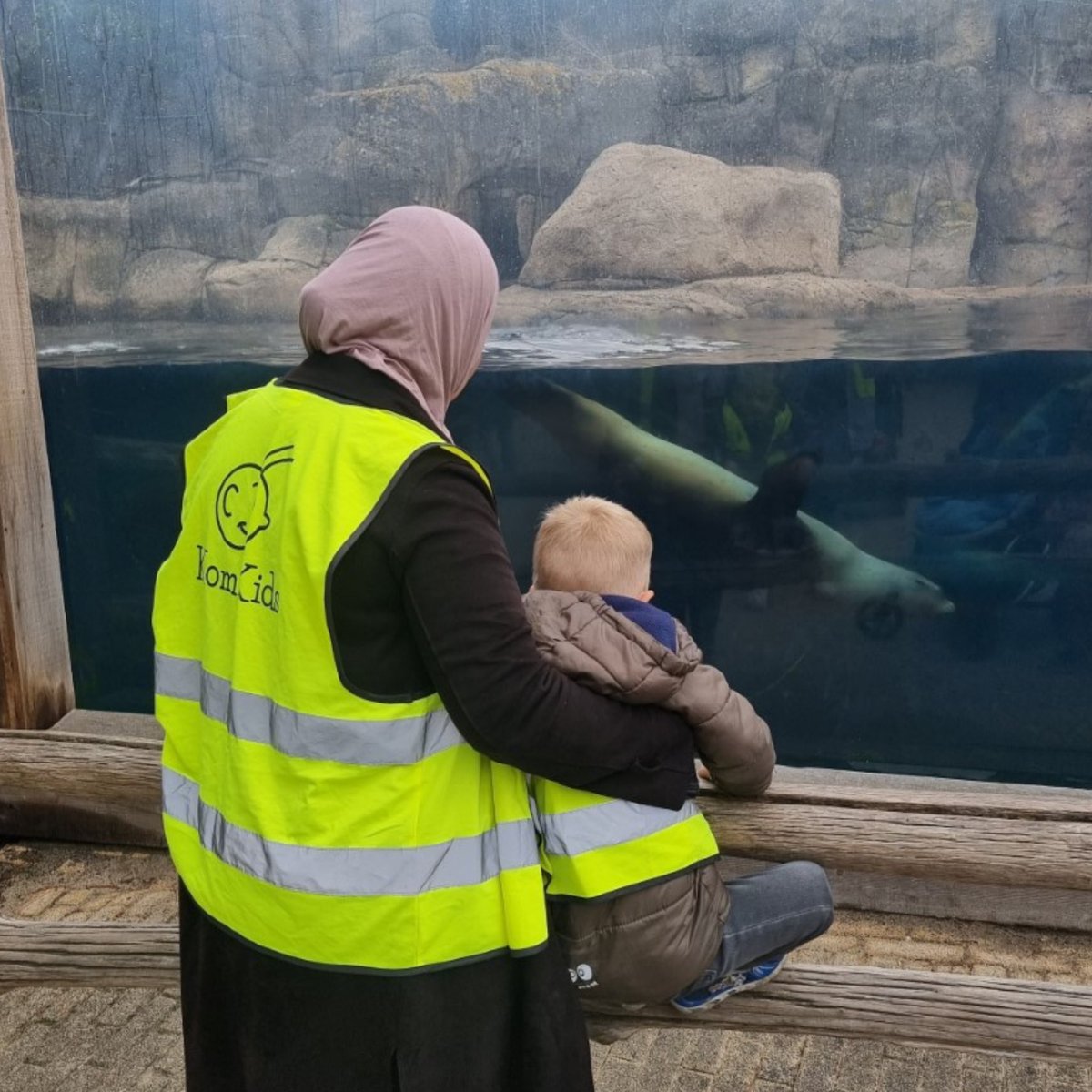 Samen op ontdekkingstocht in @diergaardeblijdorp 🦈

Het team van kindcentrum Plantage heeft een heel gezellige dag met de kinderen en hun ouders gehad. Het is leuk om elkaar op deze manier beter te leren kennen. #familiegevoel #werkenindekinderopvang #pedagogischprofessional