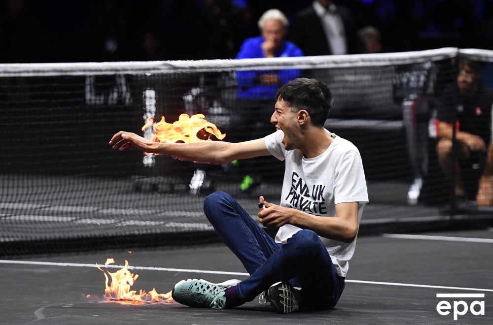 A climate change activist protests against UK private jets while lighting his right arm on fire during the Laver Cup tennis tournament at the O2 Arena in London, Britain, 23 September 2022.   📸 epa / Andy Rain 
 
#climatechange #lavercup #O2Arena #protest #fire #epaimages