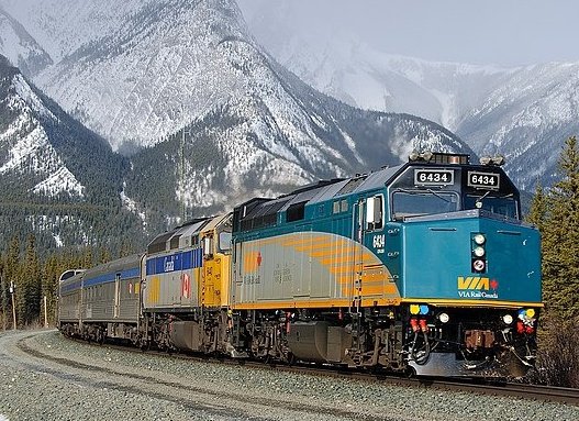 JipeTrains's tweet photo. The Canadian is led by newly rebuilt #F40PH 6434 near Jasper, Alberta. https://t.co/4Uw2xxKdUt