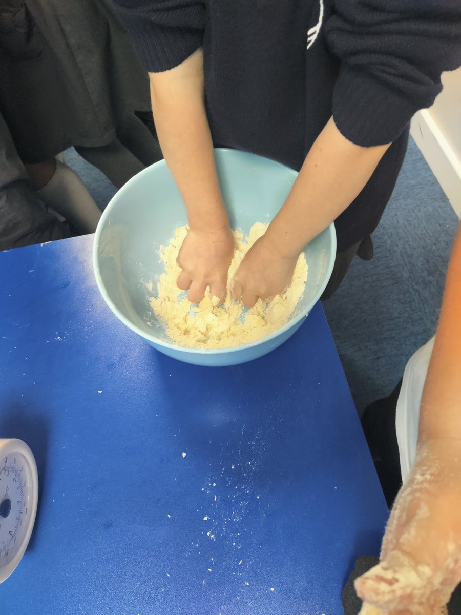 Year3Somers's tweet photo. Year 3 had a great Friday today and became expert pear crumble chefs. Well done to everyone in Year 3. #shps #pearcrumble #learning https://t.co/bsATvnnIN1