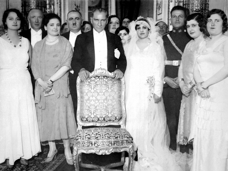 İslam dünyasında kadın hakları adına ne görürseniz çoğu Türkiye'dedir. Türkiye'de kadın hakları adına ne görürseniz çoğu Atatürk'ün Aydınlanma Devriminin eseridir. 

"Dünya üzerinde gördüğünüz her şey kadının eseridir." (M.K.Atatürk)