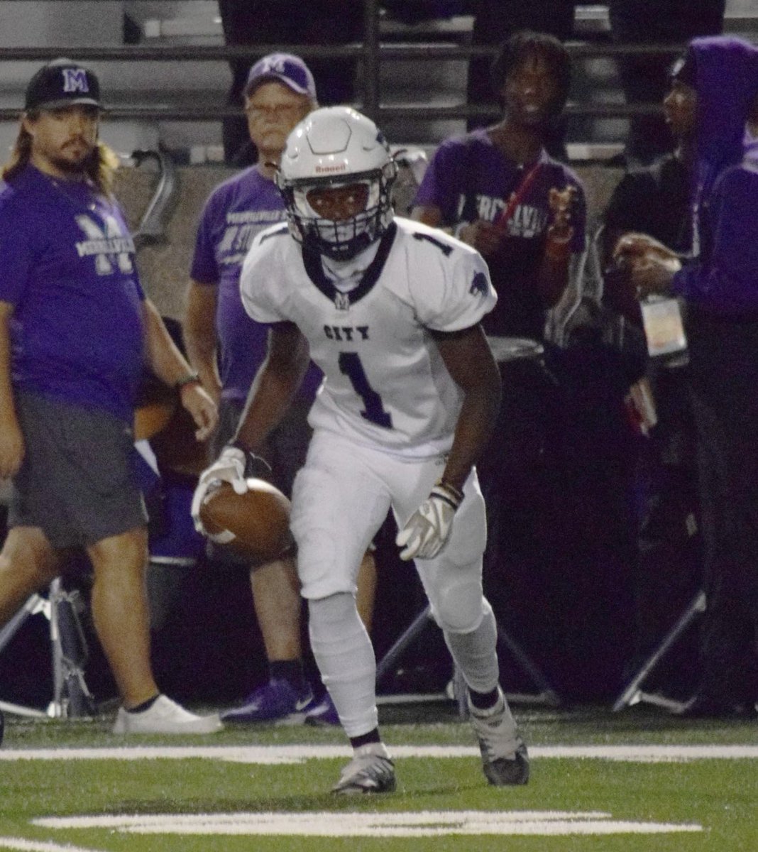 CamBell2024's tweet photo. My favorite day of the week FOOTBALL FRIDAY I LIVE FOR THESE MOMENTS #SpeedDemon #BamBamCam #Supercam ✈️🏃🏾♂️💨 https://t.co/whS05Br8On