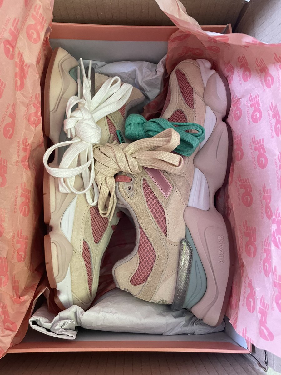 A few days ago <a href="/stockx/">StockX</a> turned me down for a sale because supposedly additional shoelaces were missing. I just received the return and I check it, to my surprise the shoelaces were under the wrapping paper. I would kindly ask for cheking better and take back the cost of shipping.