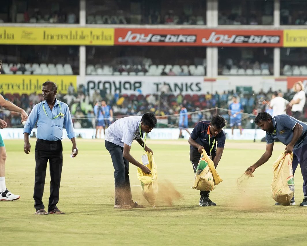 hardikpandya7's tweet photo. A big thank you to the ground staff for all their efforts in making tonight’s match happen 🙏 🤗 https://t.co/42bTSJxSCI