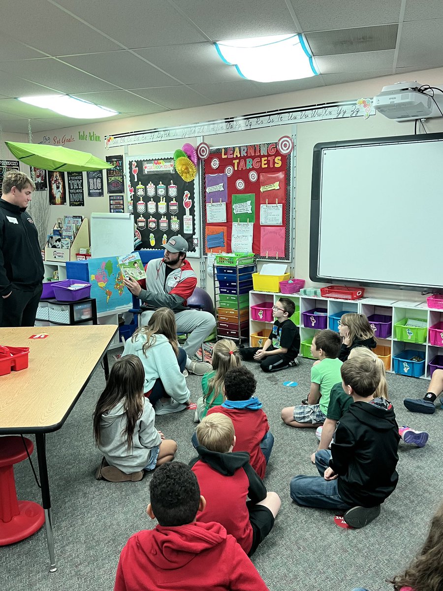 gcline2000's tweet photo. Benedictine College students reading to Mrs. Gray’s third graders! What a great thing happening in our community.
#WEARE409 @AtchisonPublic https://t.co/peLm6rQeKt