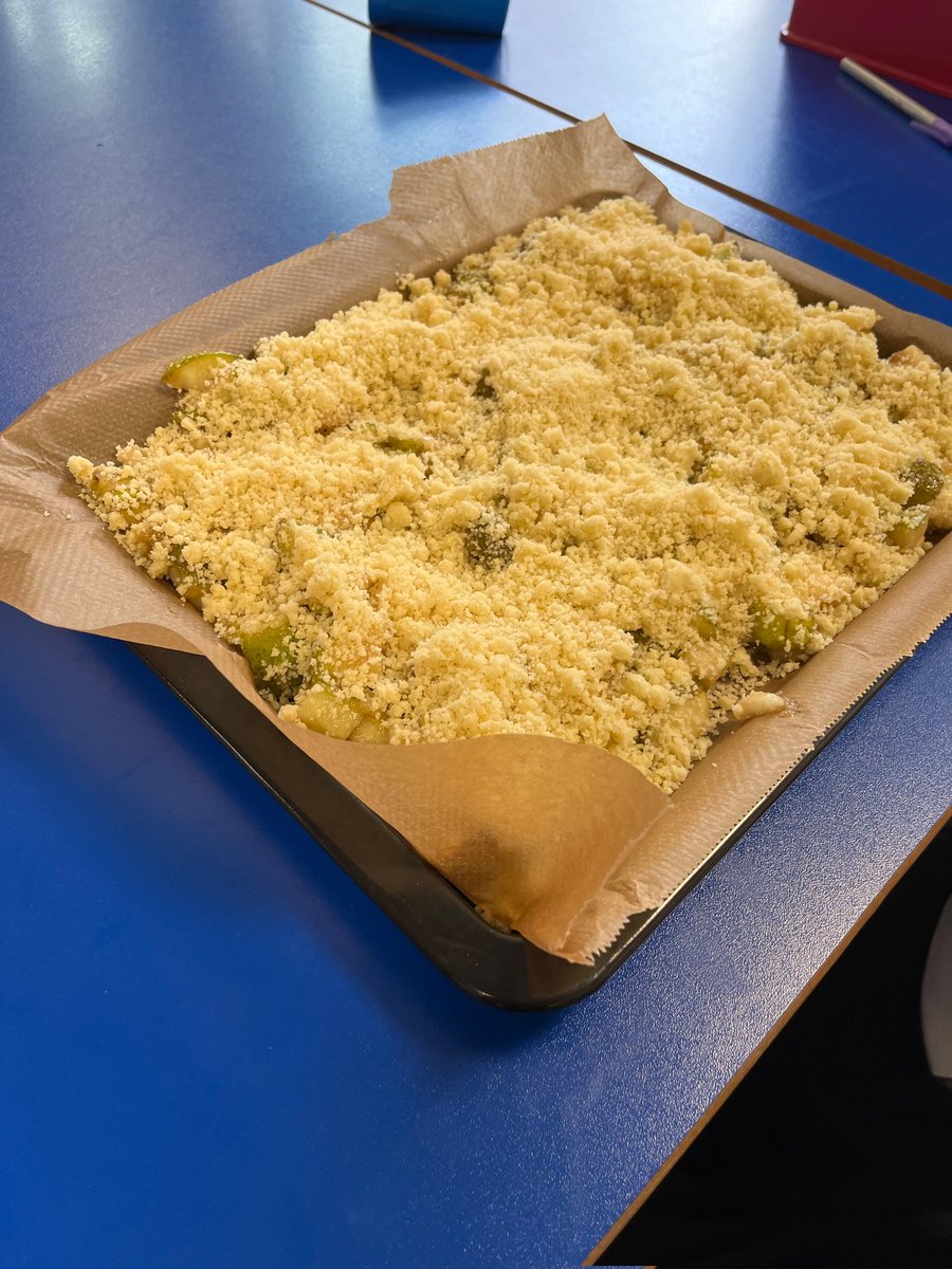 Year3Somers's tweet photo. Year 3 had a great Friday today and became expert pear crumble chefs. Well done to everyone in Year 3. #shps #pearcrumble #learning https://t.co/bsATvnnIN1