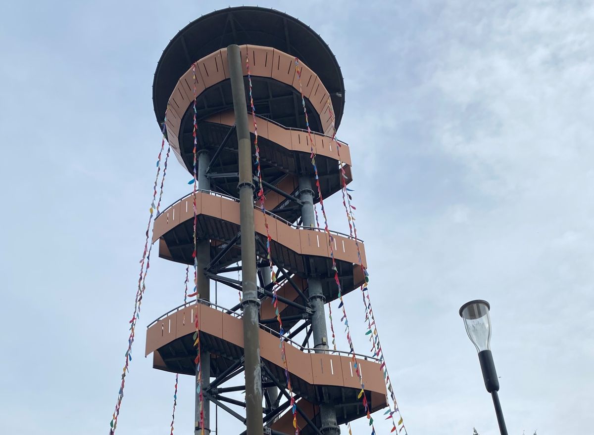 gem_nunspeet's tweet photo. Een 'versierde' blog van wethouder Mark van de Bunte. De toren op het Transferium staat in de slingers. Het terrein krijgt een update en moet de Poort van de Veluwe worden:  https://t.co/hr40DekBNx https://t.co/Vr5DEnYGdA