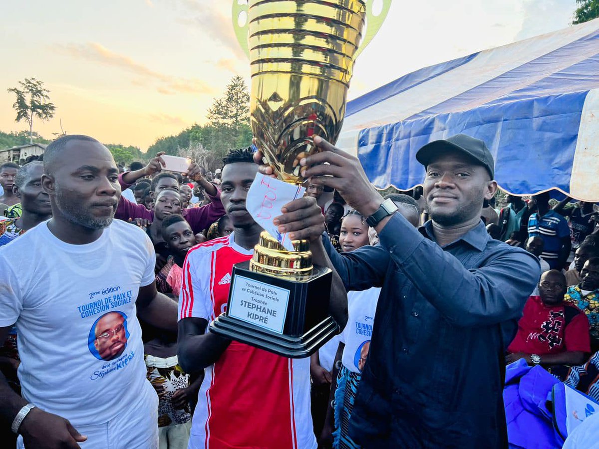 stephane_kipre's tweet photo. Le camarade Yves Bin, SN en charge de l’implantation  de la Ligue des jeunes m’a représenté ce 18 septembre à la finale du tournoi de football organisé par 25 campements Baoulé  de Guessabo. J’ai tenu à ce que ces parents bénéficient de l’opération « 10.000 kits scolaires »

PSK https://t.co/jSs30mPtXw